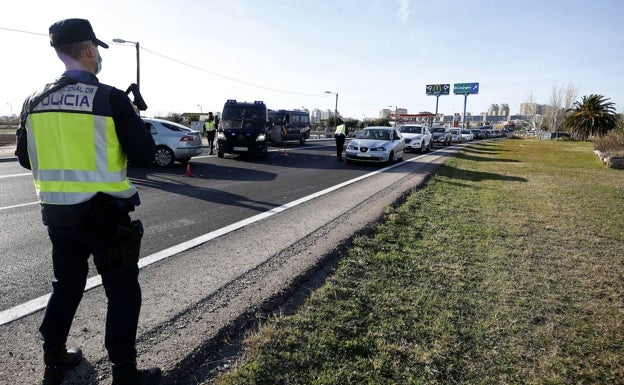 Detienen a 62 personas en Alicante por obtener permisos de conducir venezolanos falsos para canjear por el carné español