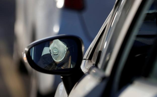 La DGT no te puede poner multa por no llevar la mascarilla en el coche, pero la Policía sí