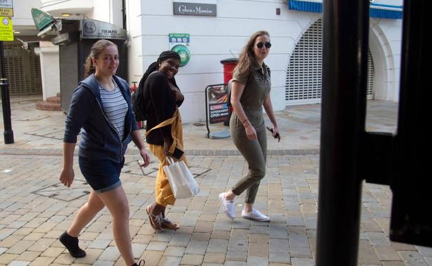 Ni mascarillas ni toque de queda: el método «cinta transportadora» funciona en Gibraltar