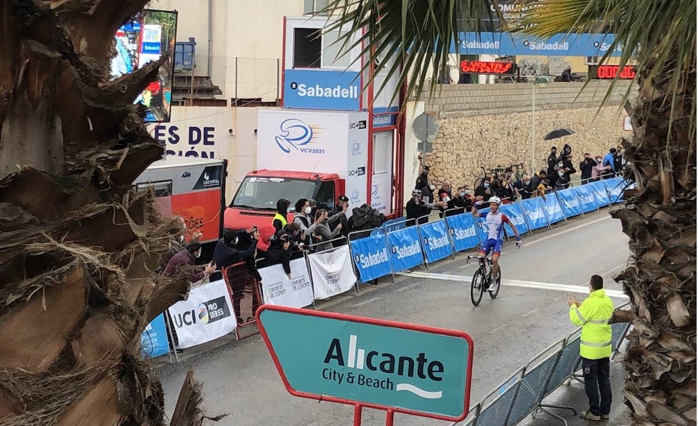 Miles Scotson gana la primera etapa de la Volta y se viste de líder