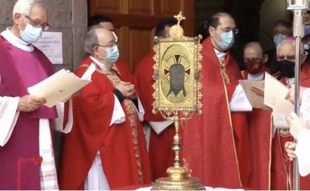 La lluvia obliga a suspender la bendición de la Santa Faz desde el castillo de Santa Bárbara