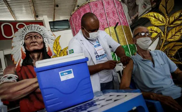 Un hombre recibe la vacuna en Río de Janeiro/EFE