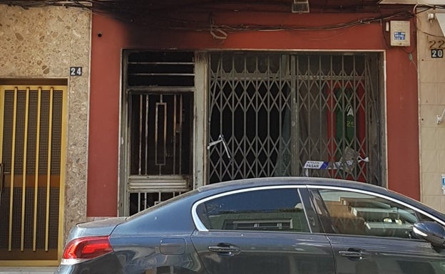 Vecinos y policía sofocan un incendio en una casa okupada de Alzira