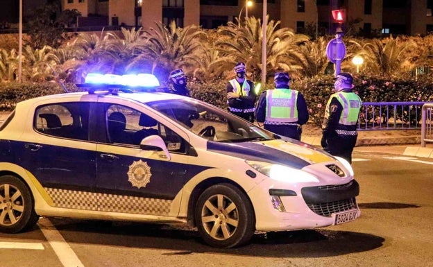 Detenido en Alicante un joven de 17 años por lanzar un botellín al TRAM y romperle el cristal frontal