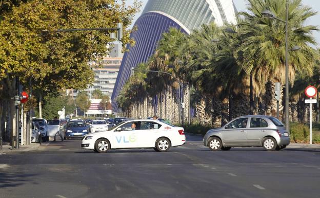 La Línea 10 del metro de Valencia, más cerca: la avenida Antonio Ferrandis reabre al tráfico tras instalarse la vía