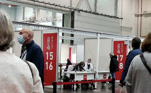 Normalidad y fluidez en el primer día de vacunación masiva en IFA y Ciudad de la Luz
