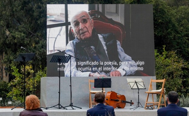 Homenaje en Valencia a Francisco Brines, celebrado el pasado martes en el Jardín Botáncio de Valencia ./IRENE MARSILLA