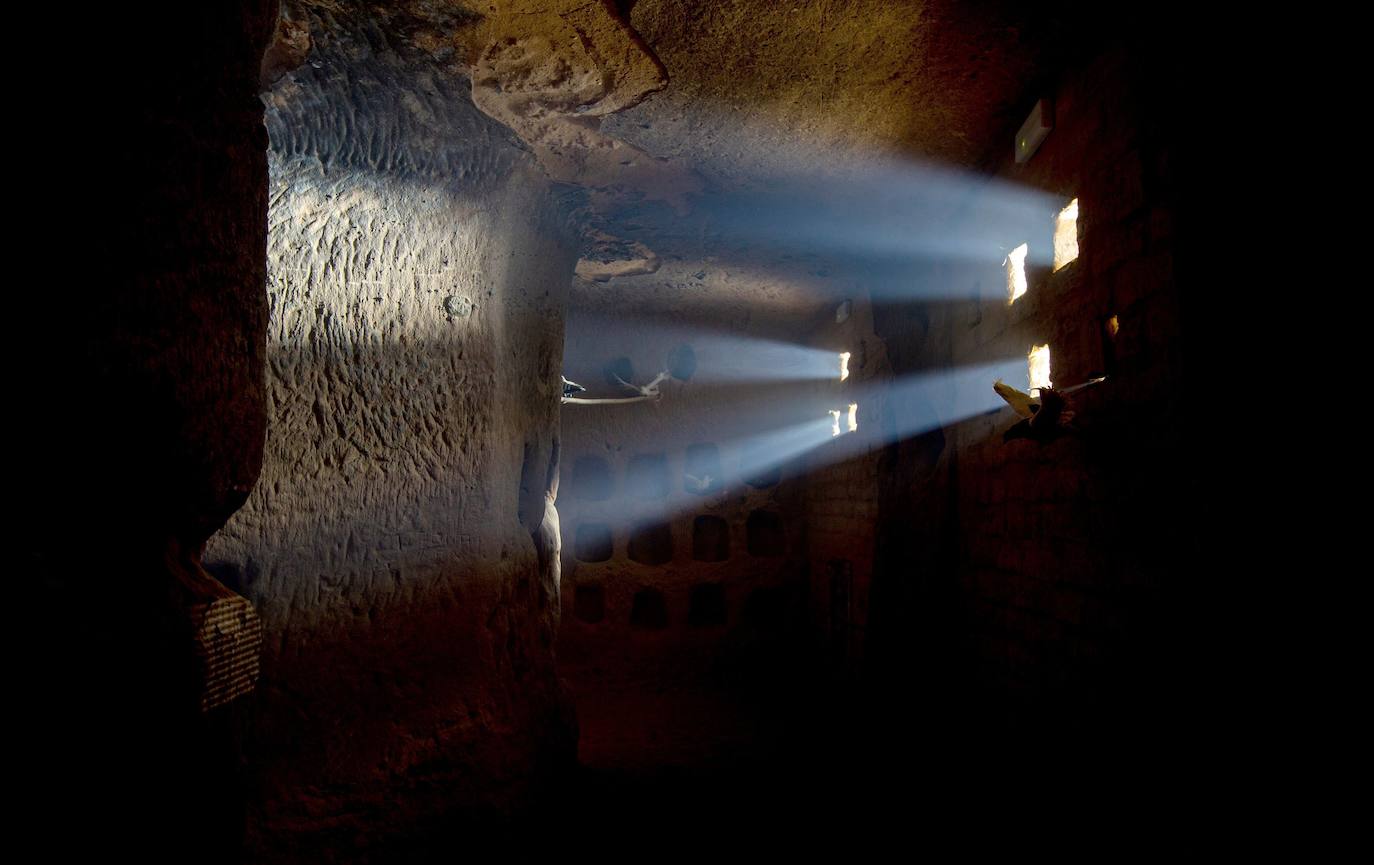 Cueva de los 100 Pilares: un viaje sensorial a las entrañas de la Edad Media
