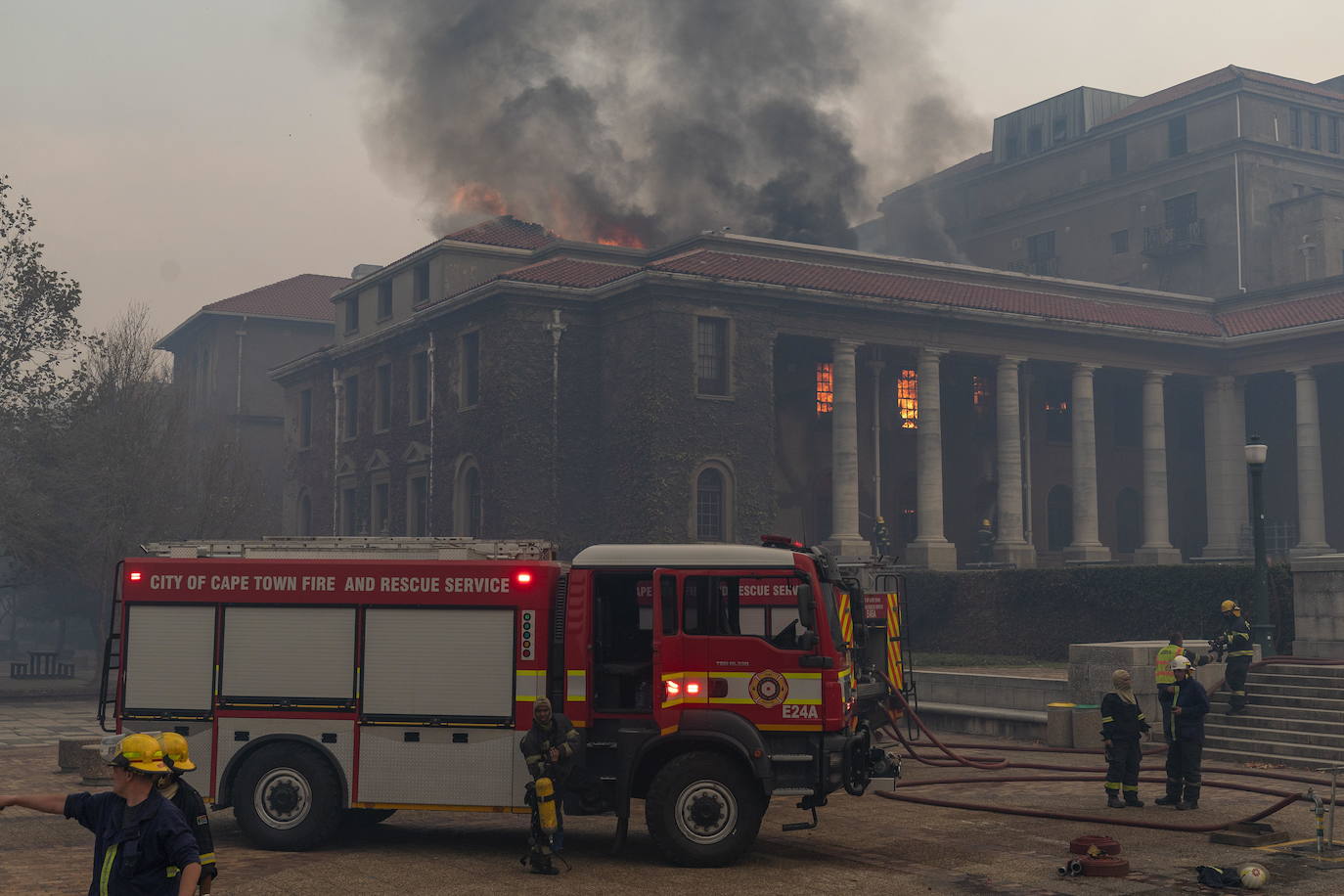 Un pavoroso incendio devora varios edificios de la Universidad de Ciudad del Cabo