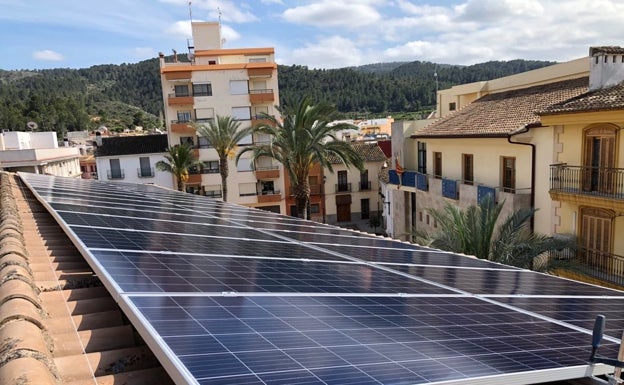 La Font ahorrará el 50% de energía eléctrica con placas solares en edificios públicos