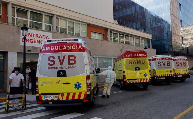 Un bombero resulta herido en el incendio de una empresa en Massamagrell