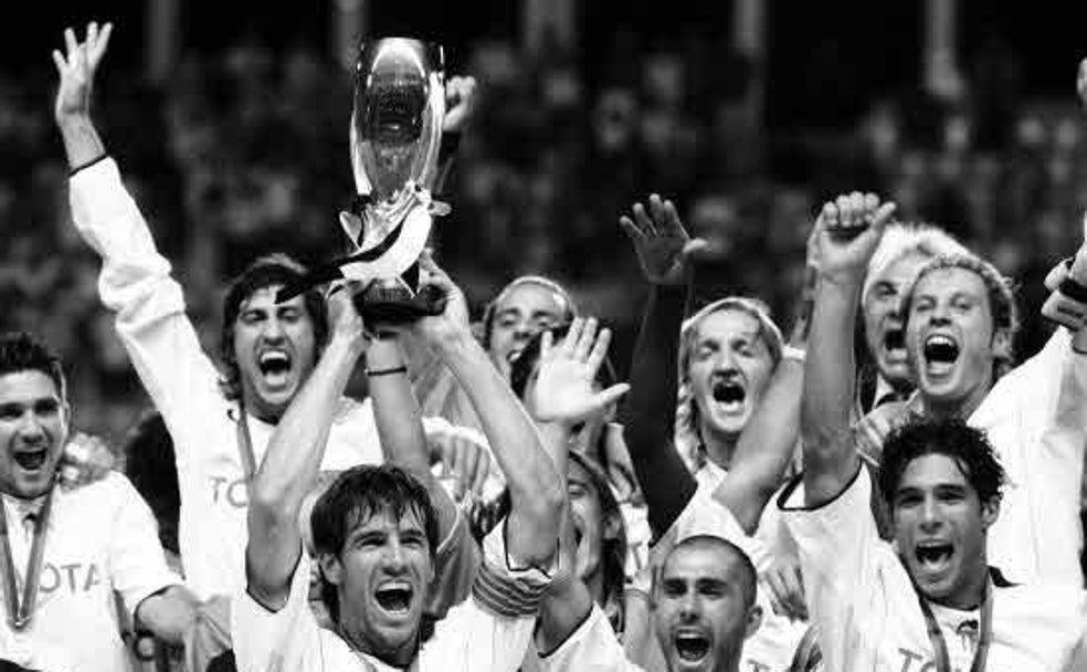 La Supercopa de Europa, el título que completó el trío de trofeos del Valencia en 2004