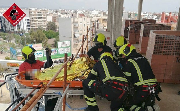 Un trabajador resulta herido tras caer por unas escaleras en un edificio en obras de Elche