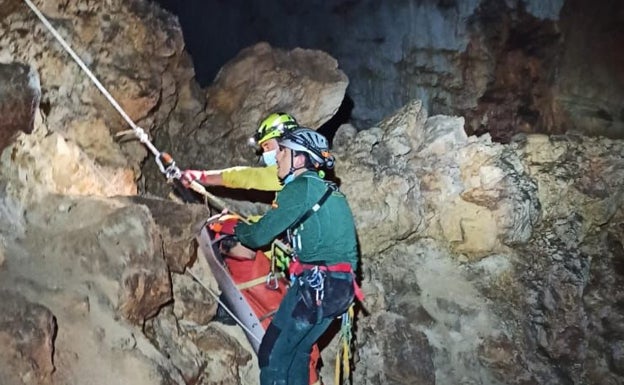 Rescatan a un hombre en una cueva de Tous que llevaba desaparecido más de 24 horas