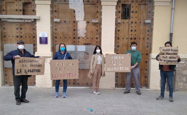 Vecinos de la urbanización Llobatera de Riba-roja reclaman más seguridad por los okupas