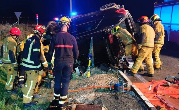 Herido tras salirse de la carretera y volcar con su coche en Rojales