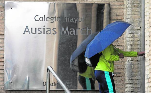 El brote del Ausias March deja 300 confinados y alumnos que esquivaron el encierro