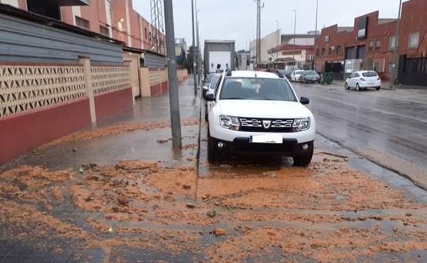 Catarroja investiga un vertido de aceite de cocina en el polígono que ha obligado a cortar el principal acceso al municipio