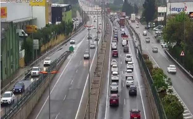 La lluvia complica el tráfico en las carreteras valencianas