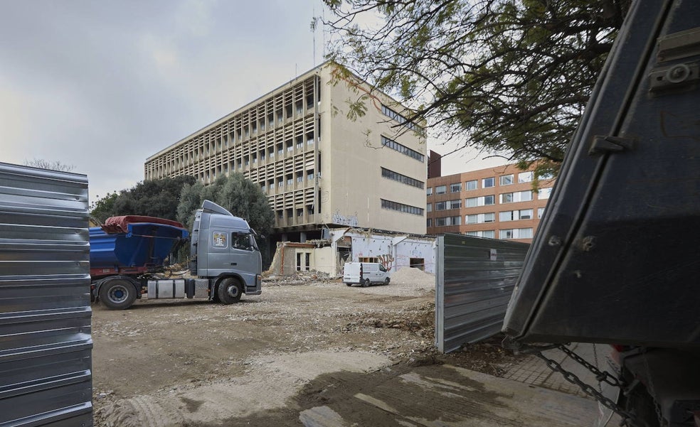 El Ayuntamiento deja al Consell legalizar la ampliación del Clínico