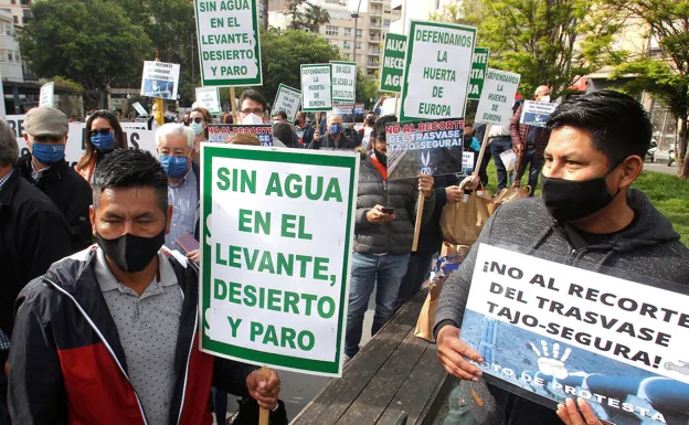 Los agricultores protestan contra el recorte del trasvase al Segura
