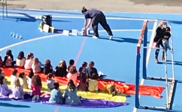 Niños sobre una bandera republicana durante un cuentacuentos en un colegio público de Alicante