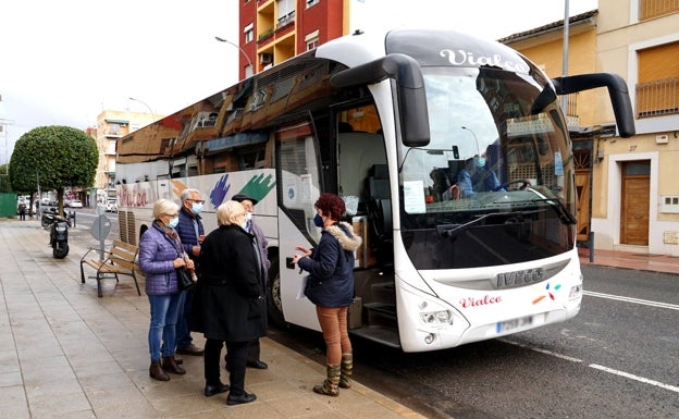 ¿Qué municipios de l'Horta ofrecen servicio gratuito de autobús para ir a los vacunódromos?