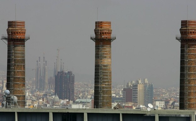 Barcelona, envuelta en una nube tóxica, vista desde Montjuic. /GUSTAU NACARINO / REUTERS