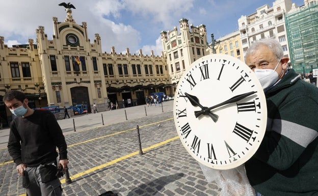 La estación del Norte pone todos sus relojes en hora