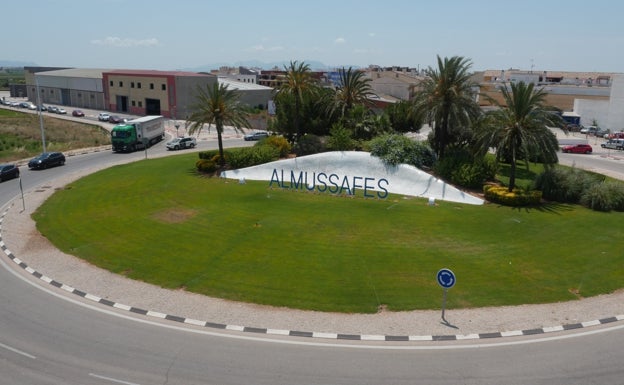 Almussafes contrata a tres peones de limpieza para reforzar la prevención frente al Covid-19