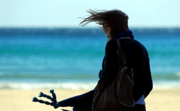 El litoral sur de Alicante, en aviso amarillo por olas de hasta tres metros