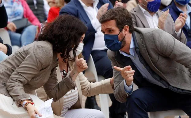 Isabel Díaz Ayuso y Pablo Casado, este sábado, durante un acto electoral en Pozuelo de Alarcón (Madrid)./EFE