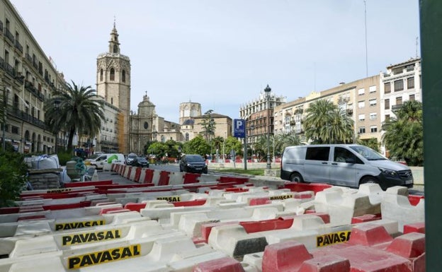 Vecinos y comerciantes presionan a Ribó por las obras en la plaza de la Reina