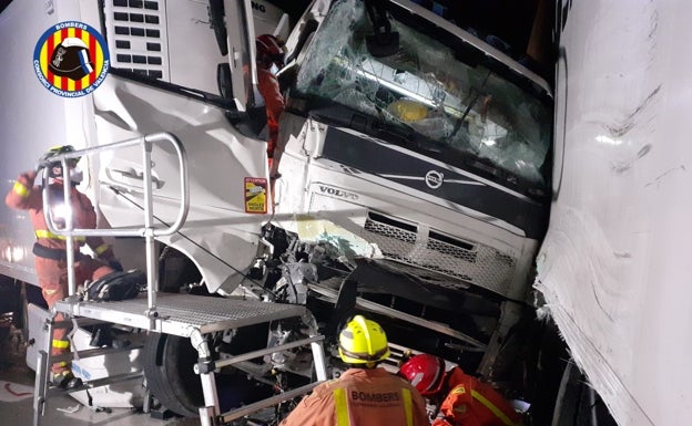 Tres heridos en un accidente entre dos camiones en Villanueva de Castellón