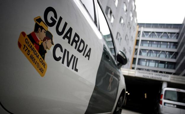 Un hombre lanza desde la azotea una encimera a los trabajadores que iban a desocupar el edificio