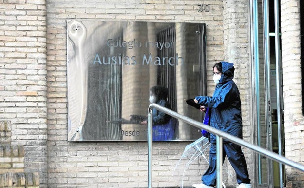 El brote del colegio mayor Ausias March se originó en los desplazamientos de Semana Santa