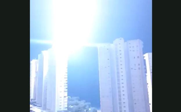 Vídeo: un rayo provoca un incendio en la azotea de un edificio de 30 plantas en Benidorm