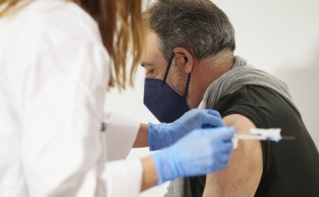 Vecinos de l'Eliana se vacunan en Paterna