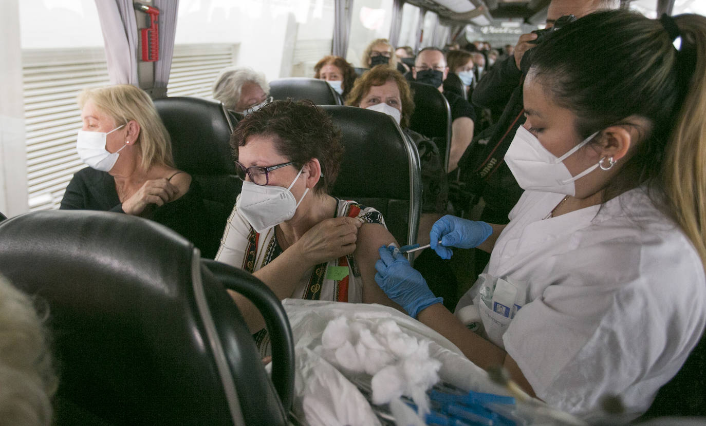 Así se vacuna ahora en la Comunitat: hasta en autobuses