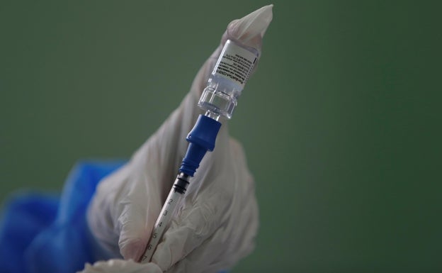 La vacunación reduce en España un 70% las muertes por Covid