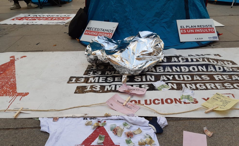 Globos sonda y billetes al aire para protestar por la situación del ocio nocturno