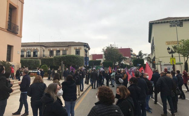 Cerca de 150 personas se concentran en Paterna para denunciar el «acoso» a una delegada de CCOO