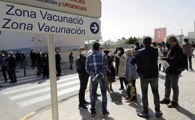 Colas para vacunarse en Valencia./ IVÁN ARLANDIS