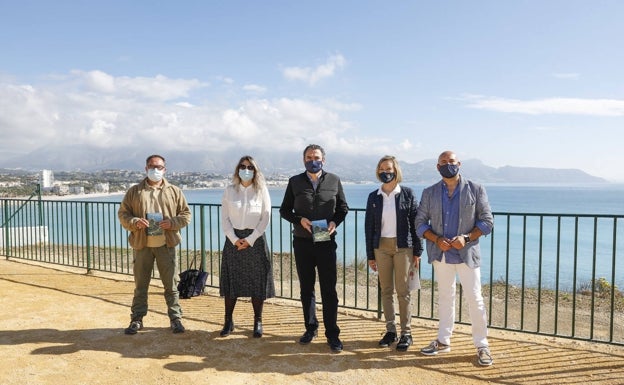 L'Alfàs del Pi descubre a residentes y turistas la ruta del faro de l'Albir con una guía en inglés
