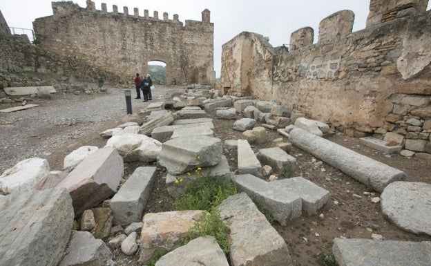 Un castillo que envejece abandonado a su suerte