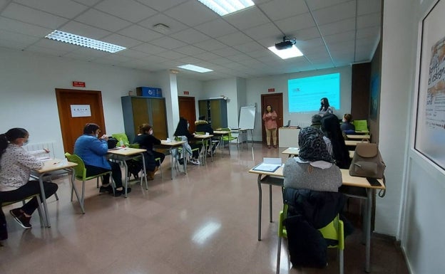 Alcoy ofrece cursos para profesionalizar la limpieza en oficinas y despachos