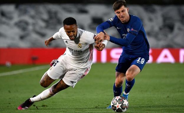 Militao pugna con Mount durante el Real Madrid-Chelsea. /Pierre-Philippe Marcou (Afp)