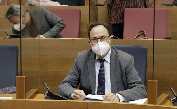 Vicent Soler recibe la vacuna contra el coronavirus en su turno por grupo de edad