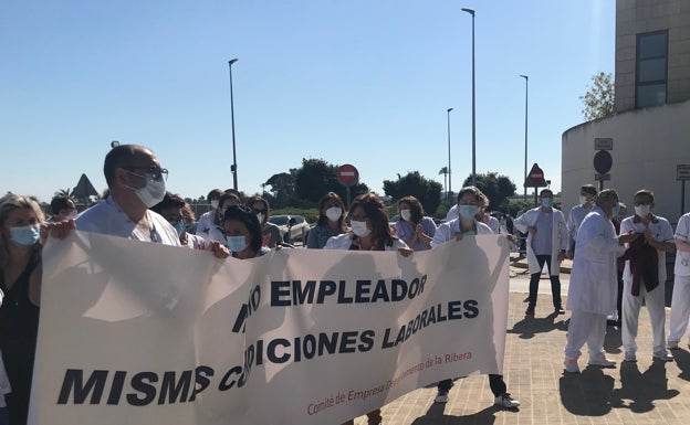 Personal del departamento de salud de la Ribera se concentra por los «incumplimientos» de Sanidad