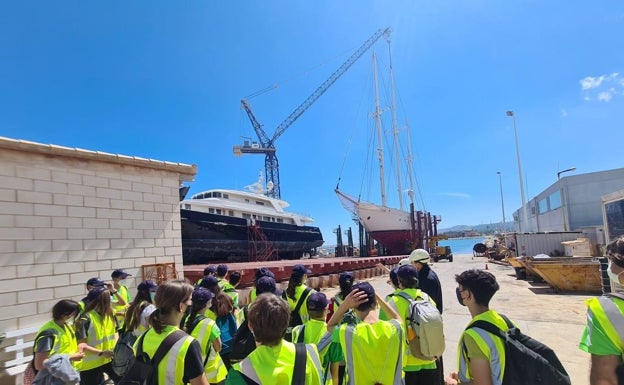 Dénia da a conocer a los jóvenes el puerto y sus oportunidades laborales